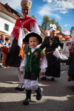 Izjemen obisk zaznamoval 50. Dneve narodnih noš in oblačilne dediščine v Kamniku (Blaž T. Muc)  (96)